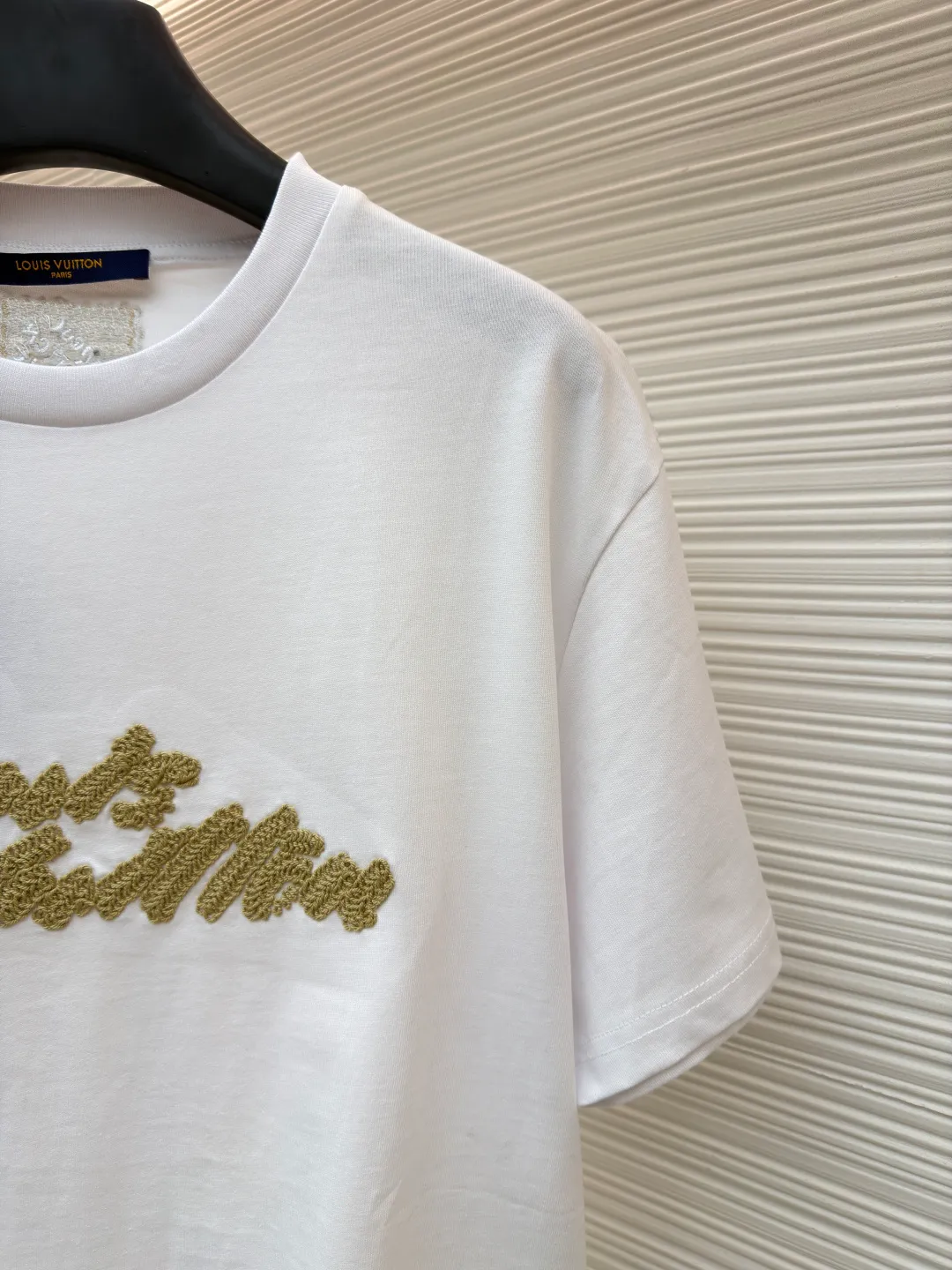 LOUIS VUITTON Raffia letter embroidered short sleeves ●Authentic product: Purchased and developed for 10399 ●Item number: 1680198-X95 ●Material: plain weave high-quality cotton ●Technology: double yarn tensioner thread ●Version: fitted version ●Weight: about 245 grams ●Size: S-M-L-XL ●Description: Clever use of iconic elements like raffia to add a touch of handcrafted flavor to the classic silhouette. Decorated with Louis Vuitton embroidery on the chest and Marque 1.Vuitton Dé 💰osée label on the back. The overall wiring is straight and delicate, the fabric is comfortable and soft, and the color is consistent without color difference. It can be matched with the same style to create a fashionable look and control various occasions. Customized accessories, complete with three standards, same style for men and women!